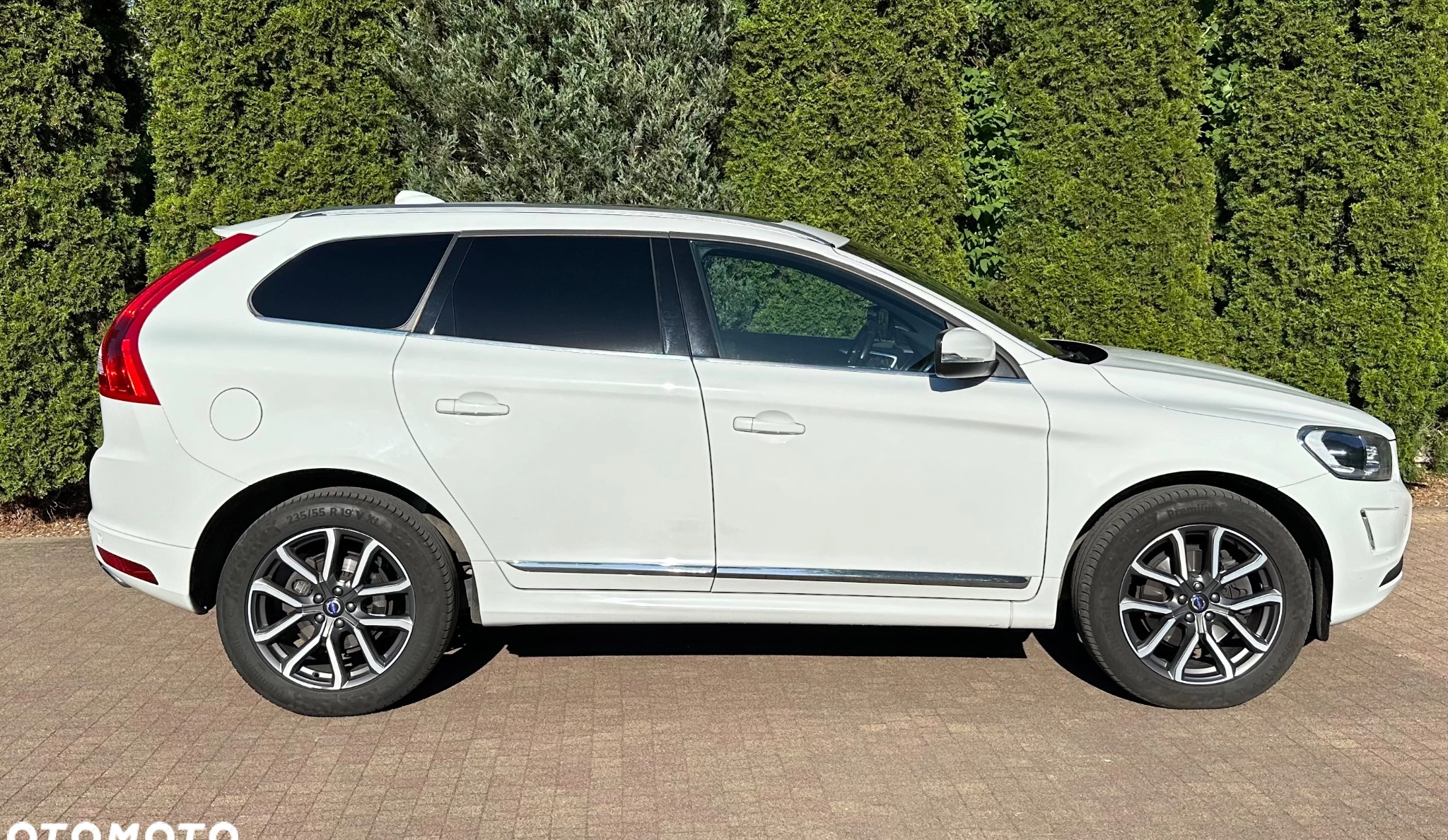 Volvo XC 60 cena 125000 przebieg: 159900, rok produkcji 2017 z Warszawa małe 497